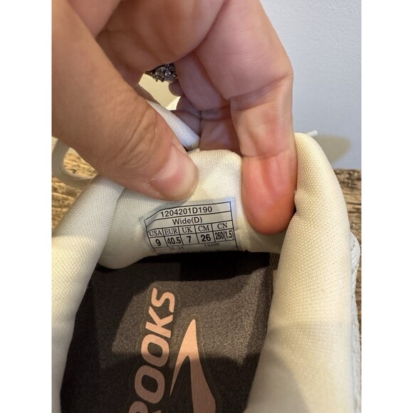 Size 9  Brooks Ghost Max 2 Wide Coconut Milk Zephyr W Running Near Mint - Picture 13 of 16